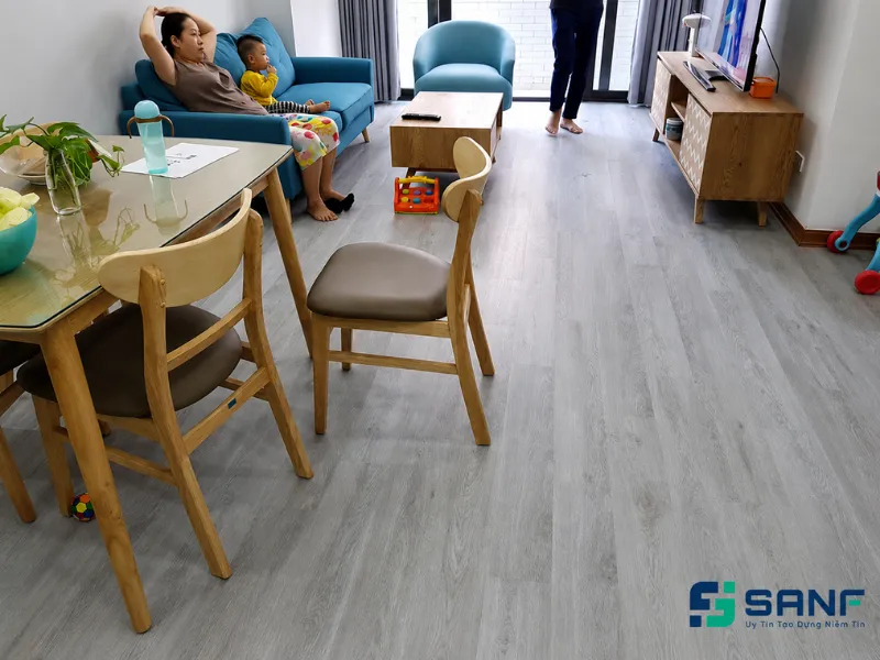 SanF tiến hành lót sàn nhựa giả gỗ cho nhà anh Quân