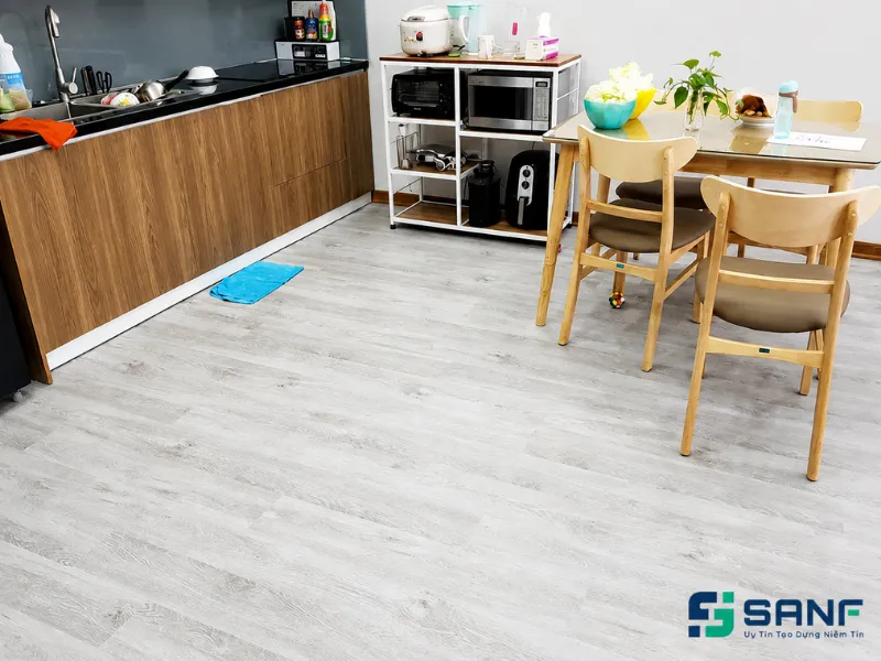 SanF thi công sàn nhựa giả gỗ cho nhà chị Vy