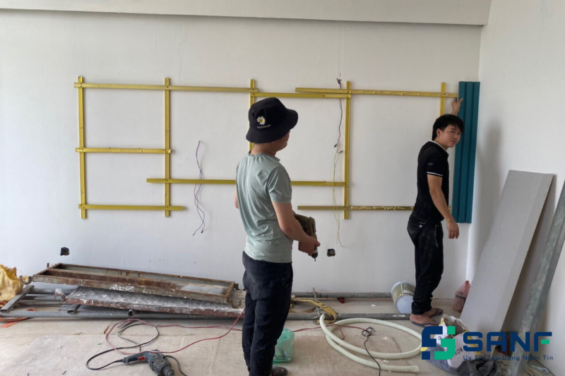 thi công nhựa pvc vân gỗ ốp tường như thế nào