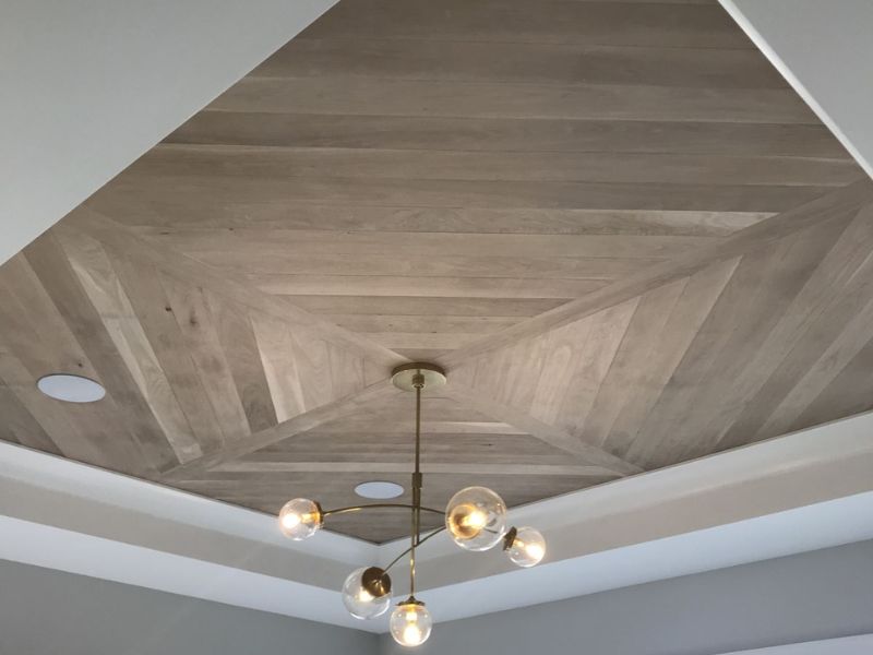 mẫu trần nhựa giả gỗ phòng khách đẹp