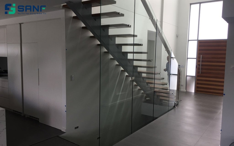 vách cầu thang bằng bê tông