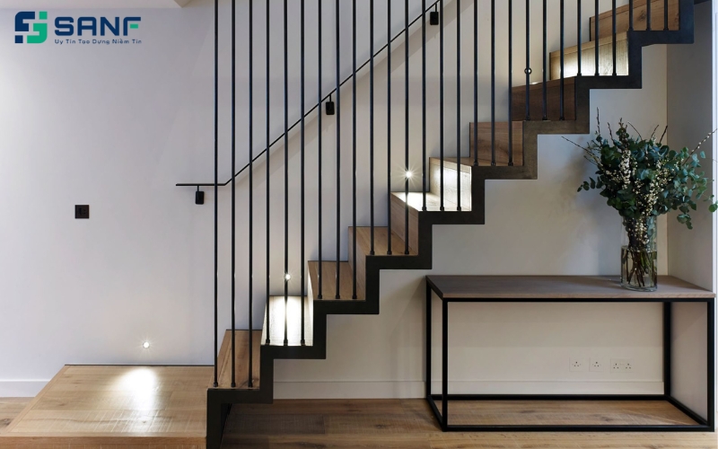 vách ngăn cầu thang kim loại mỏng