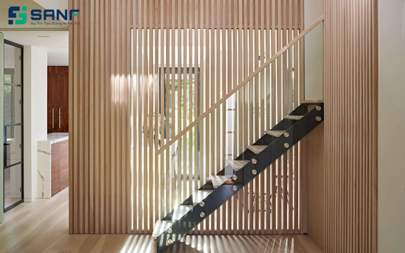 vách lam sóng che cầu thang