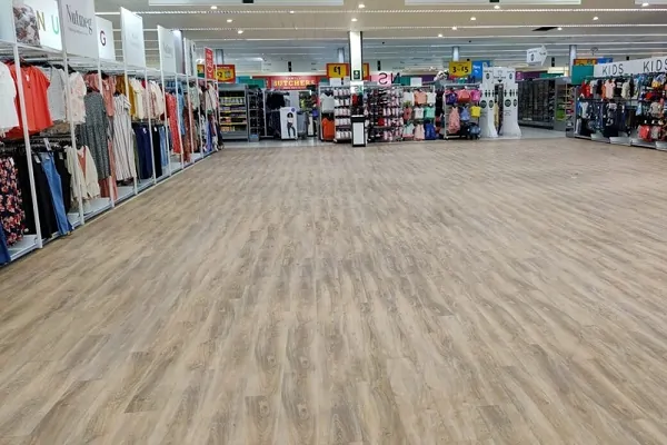 sàn nhựa vân gỗ nâu tại siêu thị