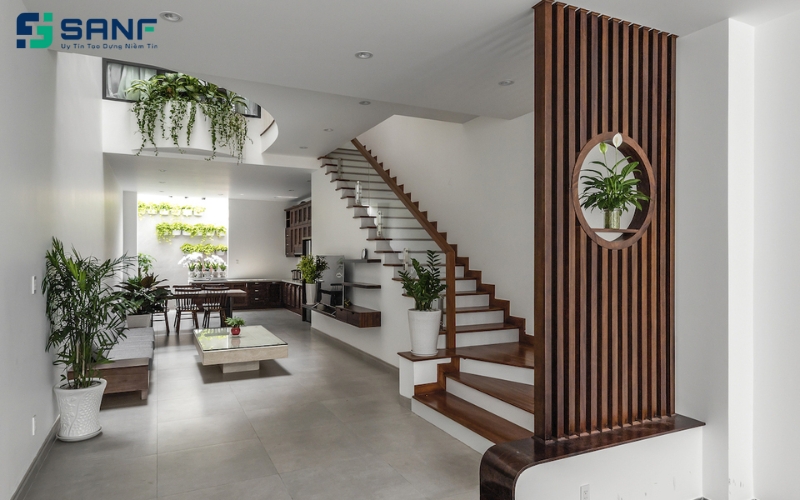 đặt chậu cây trang trí vách ngăn cầu thang