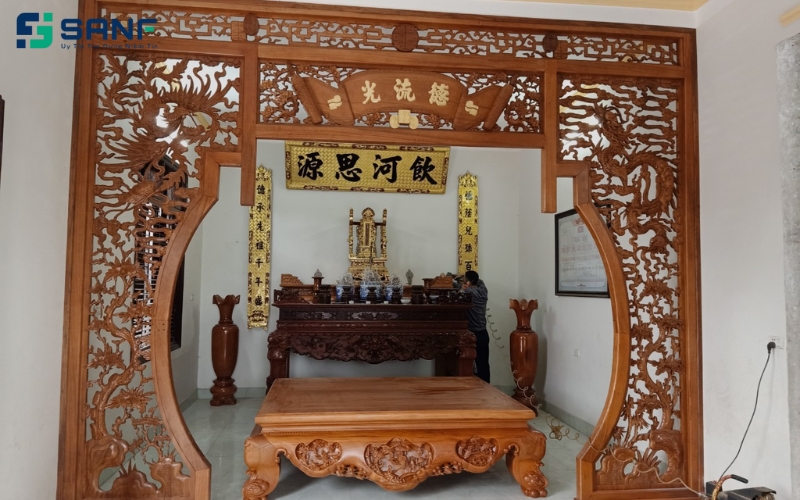 vách hình vòm độc đáo ngăn phòng thờ và phòng khách