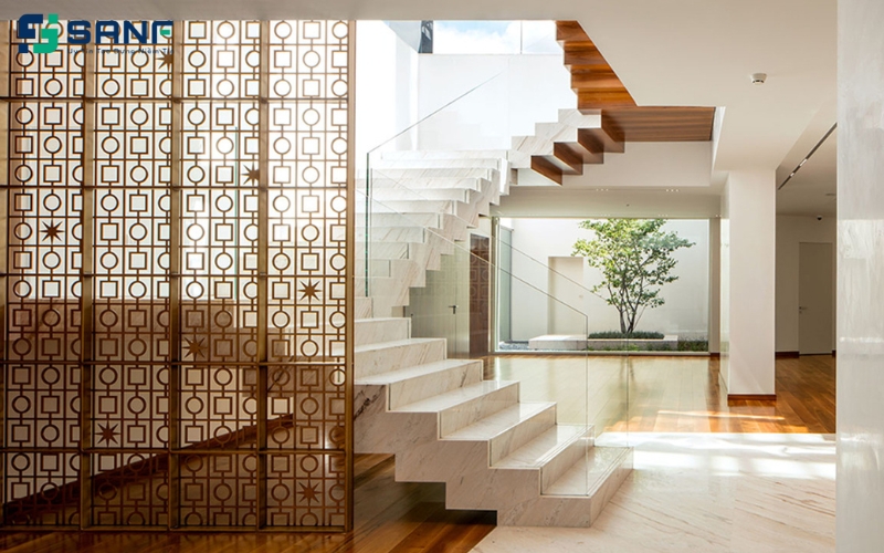 vách ngăn cầu thang hoa văn độc đáo