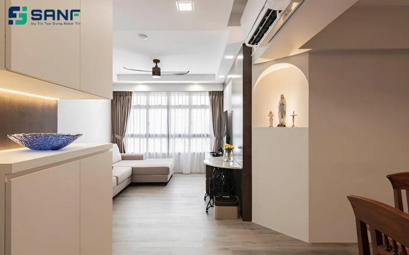 vách ngăn phòng bếp và khách có bàn thờ 