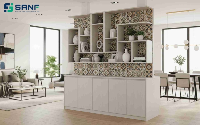 vách ngăn phòng bếp tone trắng sang trọng