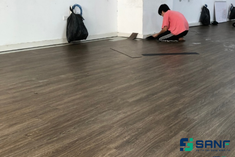 lắp đặt sàn nhựa giả gỗ tại cửa hàng