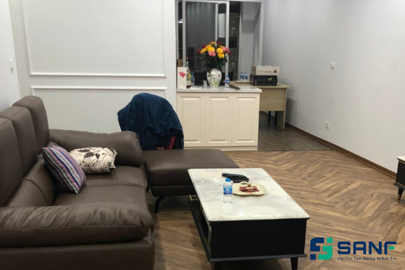 thi công sàn nhựa giả gỗ cho khách tại hà nội