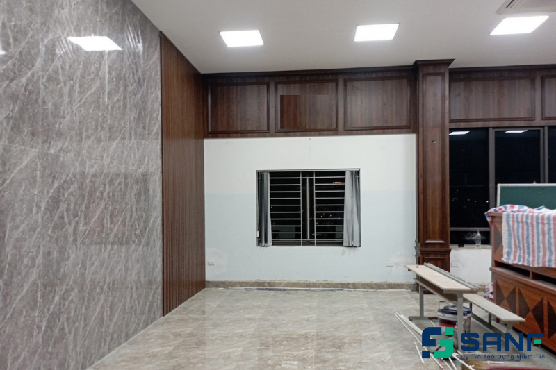 ốp tường bằng tấm nhựa vân gỗ phòng bếp