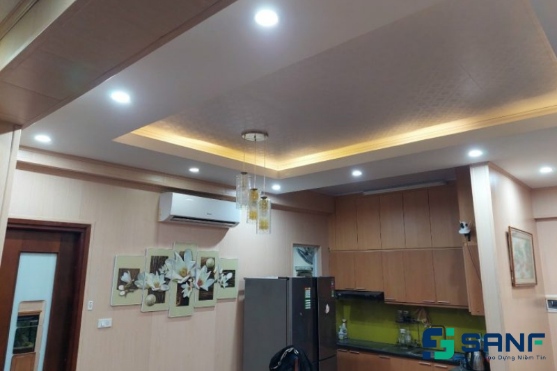 tấm nhựa ốp tường màu trắng vân gỗ