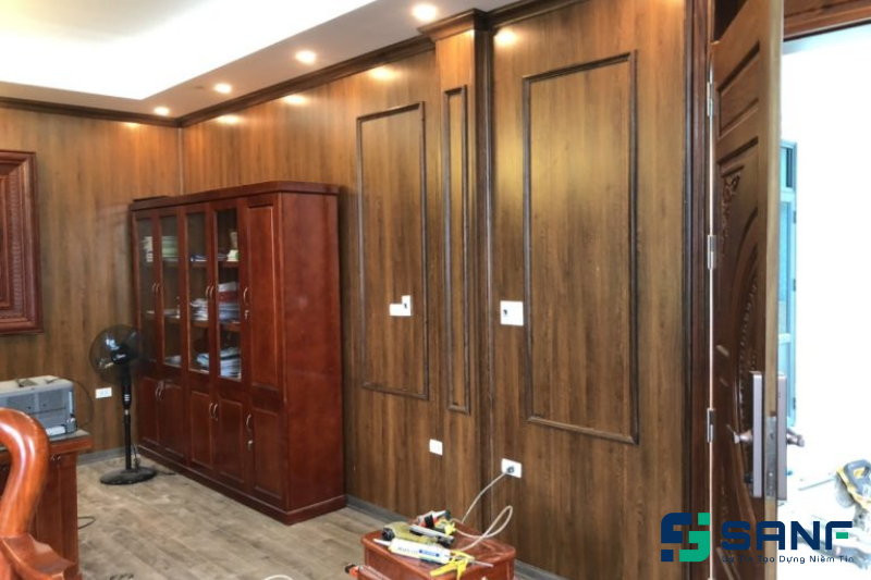 tấm nhựa ốp tường giả gỗ phòng khách
