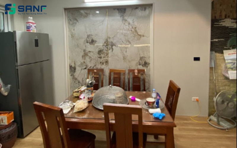 Tấm nhựa ốp tường phòng ăn với vân đá tự nhiên