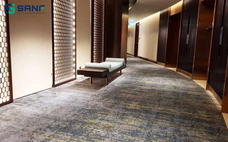 Sàn nhựa vân thảm giúp hành lang khách sạn sạch đẹp, chống trơn và dễ dàng vệ sinh