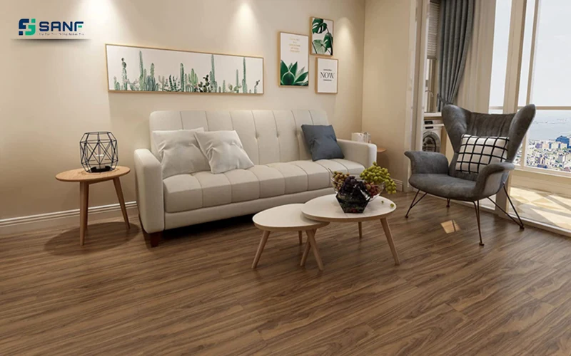 Phòng khách phong cách Bắc Âu lát sàn nhựa óc chó trung tính với sofa kem và ghế bành xám