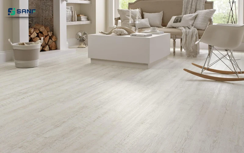 Phòng khách lát sàn nhựa giả gỗ trắng bạch dương vân xước với sofa be và ghế bập bênh