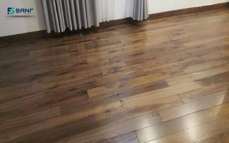 Căn phòng lát sàn nhựa óc chó trung tính sắc nâu vừa phải bên rèm cửa màu xám