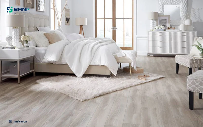 Phòng ngủ lát sàn nhựa giả gỗ tông greige xám be kết hợp nội thất trắng và thảm lông