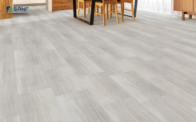 Sàn nhựa trắng xám vân ngang dưới bộ bàn ghế ăn gỗ