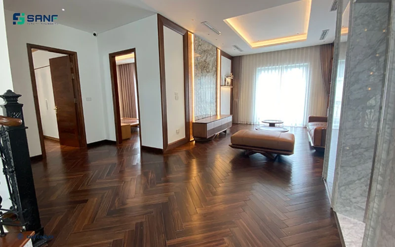 Phòng khách lát sàn nhựa giả gỗ vân tự nhiên tông nâu trầm theo kiểu xương cá