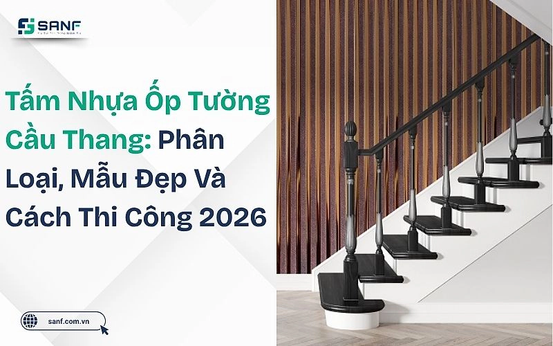 Vách cầu thang ốp tấm lam sóng nâu đứng cùng tay vịn đen và tiêu đề bài viết về tấm nhựa ốp tường cầu thang