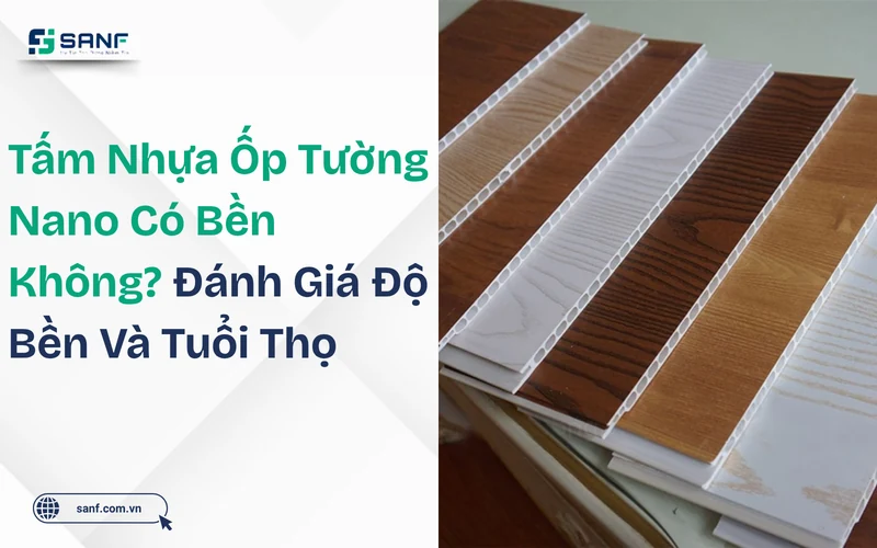 Các tấm nhựa ốp tường nano vân gỗ nâu và màu trắng xếp cạnh nhau kèm tiêu đề đánh giá độ bền và tuổi thọ
