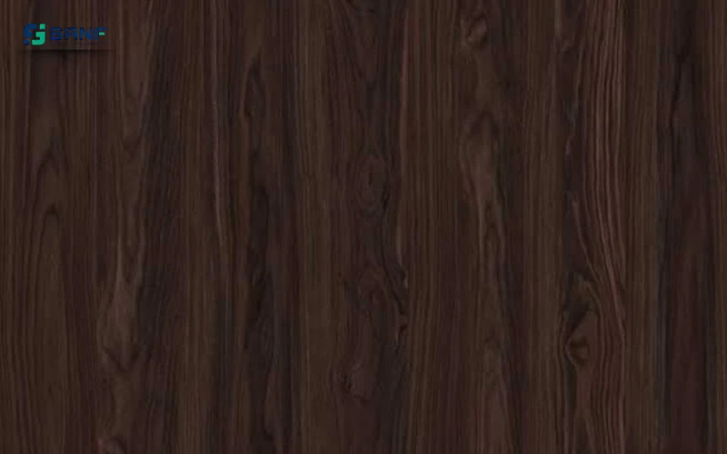 Bề mặt sàn nhựa giả gỗ màu óc chó đậm nền nâu sô cô la với đường vân gỗ dọc nổi bật