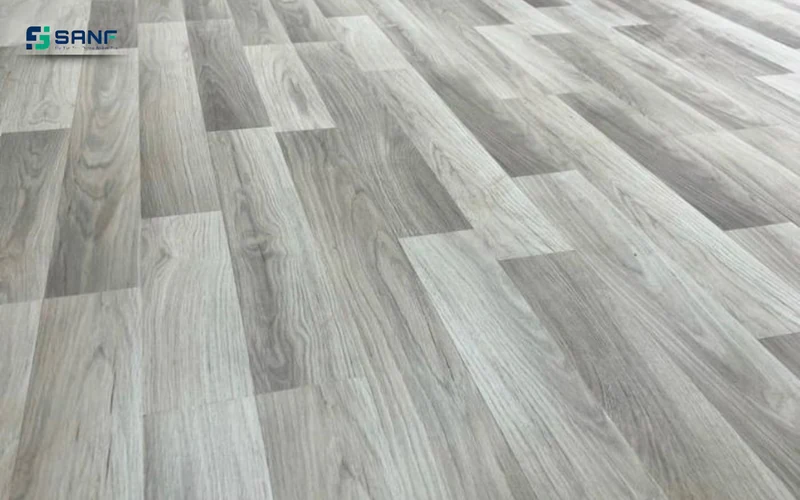 Cận cảnh sàn nhựa giả gỗ tông nhạt sắc xám nâu với đường vân mềm